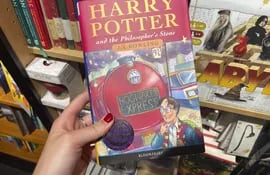 Ejemplar de la saga de libros Harry Potter en una librería londinense. Por extraño que parezca, hasta hace 25 años nadie había oído hablar de ningún huérfano llamado Harry Potter, ni de una escuela de magia Hogwarts, ni tampoco de un andén 9 y 3/4 escondido en la estación londinense de King"s Cross.