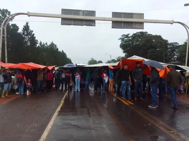 Ciudadanos bloquean el paso sobre la ruta PY08, en medio de la lluvia intensa este lunes.