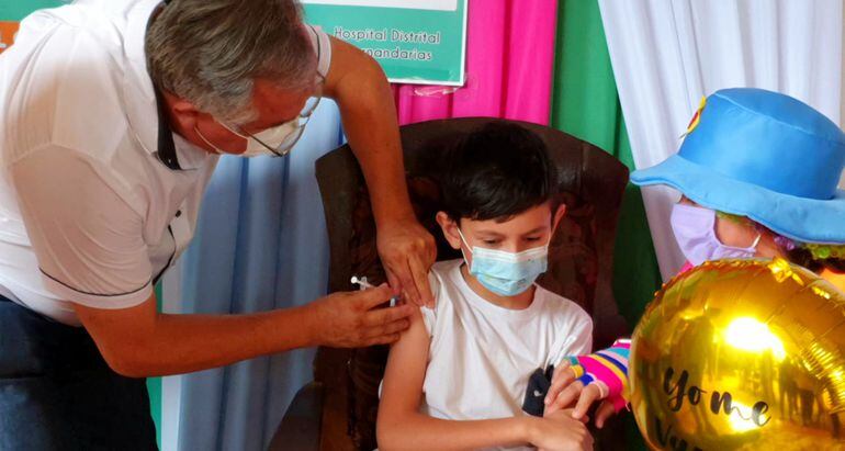 La campaña de vacunación anticovid en escuelas se inició este martes.
