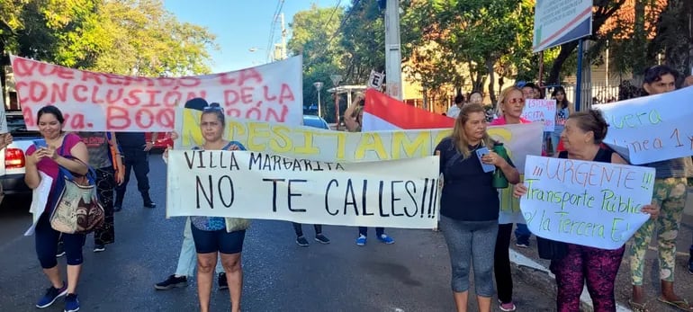 Vecinos de los barrios Villa Margarita, Villa Hacienda y Rojas Kue de Mariano Roque Alonso exigen a la Comuna que les garantice el servicio de transporte público.