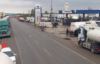 Camiones bolivianos copan la ruta Acceso Sur, a la altura de la ciudad de San Antonio.