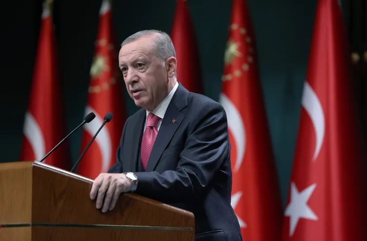 Una foto del presidente turco Recep Tayyip Erdogan, asistiendo a una conferencia de prensa donde firmó el decreto que establece que las elecciones presidenciales se llevarán a cabo el 14 de mayo de 2023, en el Palacio Presidencial en Ankara, Turquía.