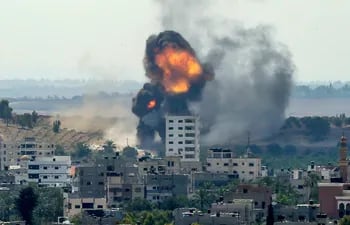 Una bola de fuego surge de un edificio en el distrito residencial Rimal de la ciudad de Gaza el 20 de mayo de 2021, durante el bombardeo israelí en el enclave controlado por Hamas.