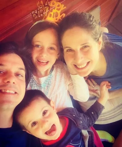 Lory Anderson junto a su marido Javier Omella y sus hijos Martina y Felipe, en el séptimo cumpleaños de la princesita de la familia.