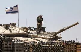 Soldados israelíes sobre un tanque cerca de la frontera entre Israel y la Franja de Gaza, este jueves.