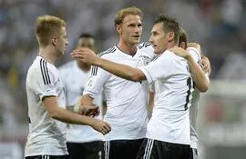 los-jugadores-de-alemania-celebran-la-victoria-conseguida-ante-austria-en-eliminatorias-europeas-para-el-mundial-de-brasil-2014-180703000000-598110.JPG