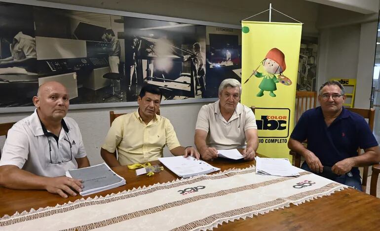 Óscar Molinas, Jorge Samudio, Aureliano Escobar y Darío Brítez, los demandantes en visita a nuestro diario.