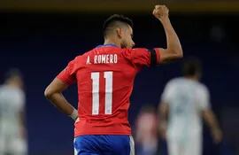 Ángel Romero, futbolista de Paraguay, celebra un gol en el partido contra Argentina por las Eliminatorias Sudamericanas al Mundial Qatar 2022 en el estadio la Bombonera, Buenos Aires, Argentina.