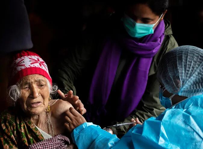 Imagen de archivo de la vacunación contra la covid en Nepal.