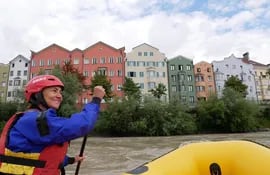 El plan es una excursión de "City Rafting" (rafting por la ciudad). El grupo se lanzará en un bote neumático por el corazón de la capital del Tirol, en Austria.