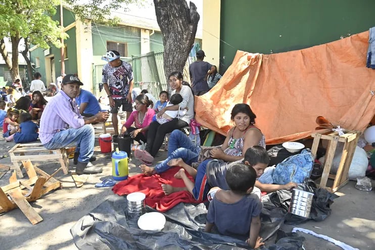 Indígenas acampando frente a la sede del Indi, sobre la avenida Artigas, en Asunción.