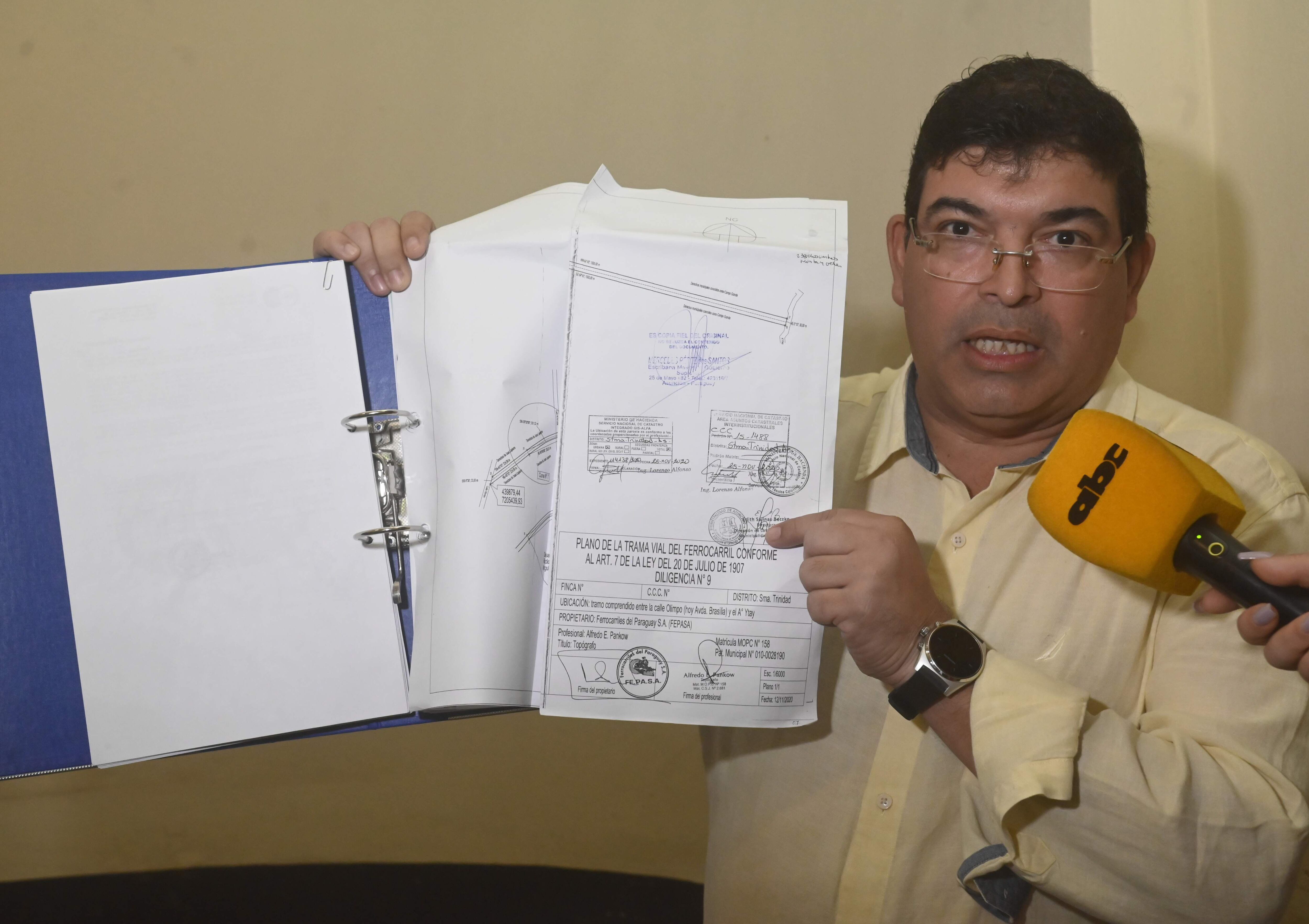 Humberto Ortiz, gerente general de Fepasa, exhibe lo que sería un plano de las vías del tren en el país, tras ser criticado.