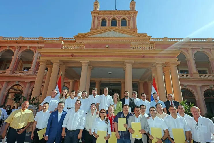 Santiago Peña (c) junto a parte de su gabinete de ministros y de los gobernadores tras el anuncio del proyecto de "hambre cero".
