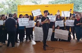Los estudiantes denunciaron que el Colegio Carmen de Peña está plagado de corrupción, y que los docentes son perseguidos por la directora.