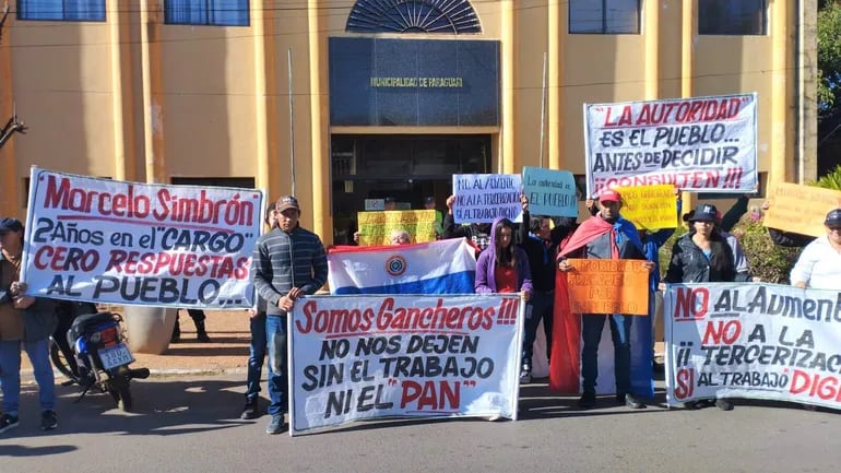 Gancheros se manifiestan contra el cierre del vertedero municipal de Paraguarí.