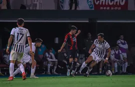 La jugada entre Fernando Ovelar (c) y Roque Santa Cruz (d) en el partido entre Cerro Porteño y Libertad.