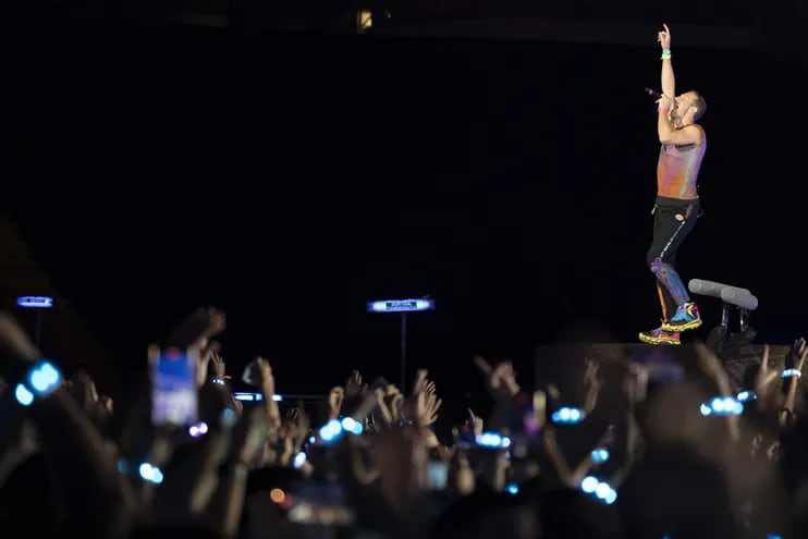 El cantante de la banda británica, Coldplay, Chris Martin, durante el concierto que han ofrecido el miércoles en el Estadio Olímpico de Barcelona, incluido en su gira internacional "Music of the Spheres World Tour".