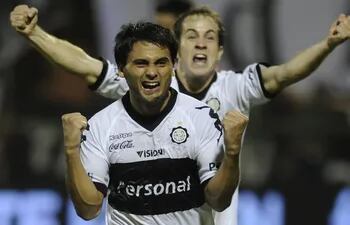 Maxi Biancucchi celebrando un gol contra Nacional.