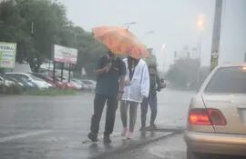 Peatones bajo la lluvia.