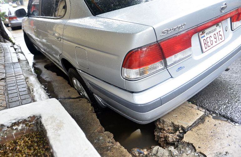 Rotura de pavimento “traga” parte de vehículo en el centro - Locales