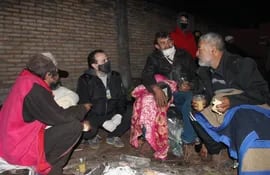 Las personas recibieron abrigo y alimentos para afrontar el frío.