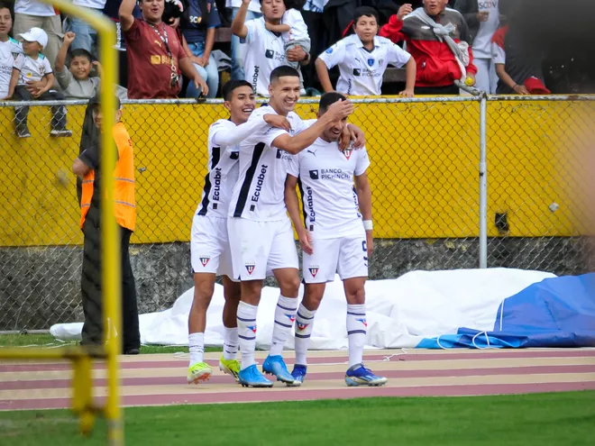 El paraguayo Alex Arce (c), jugador de Liga de Quito, celebra un gol en el partido ante El Nacional por la Serie A de Ecuador en el estadio Olímpico Atahualpa, en Quito, Ecuador.