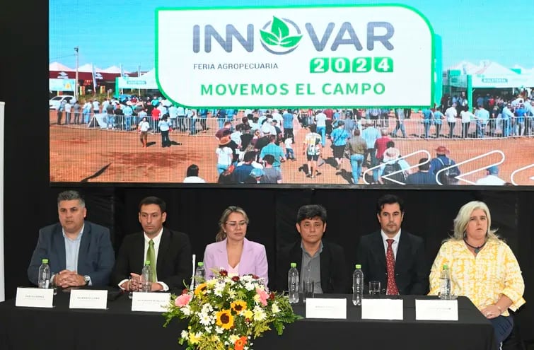 Carlos Gómez (Innovar), Raimundo Llano (UEA/Innovar), Angie Duarte (Turismo), Mauro Kauano (Intendente de Yguazú), Marcelo González (Vicemin. de Ganadería) y Karen Petersen (UEA/Innovar).