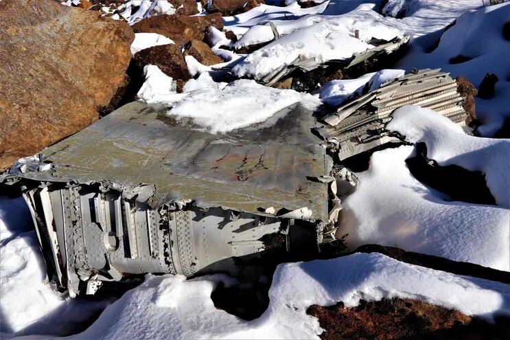 Piezas del avión desaparecido hace 77 años en el Himalaya.