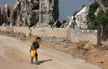 Un niño lleva un bidón de agua en Beit Lahya, en el norte de la Franja de Gaza, este sábado.