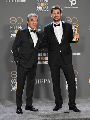 El realizador argentino Santiago Mitre (derecha) y el actor Ricardo Darin posan con el Globo de Oro a la mejor película extranjera, que ganaron por la película Argentina1985.