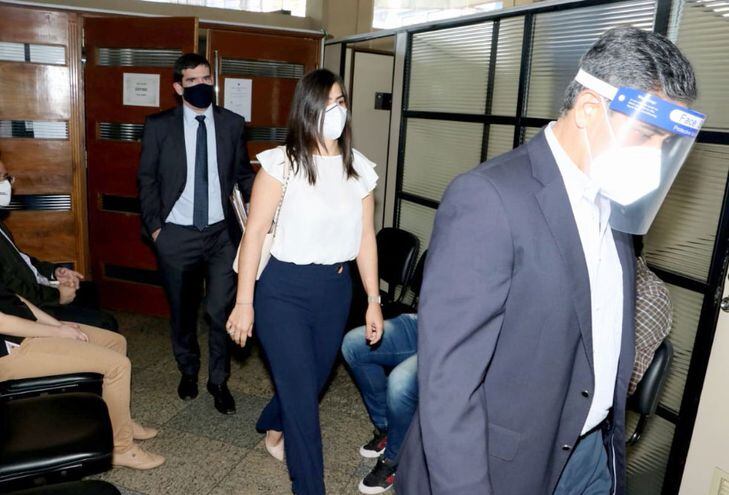 Justo Ferreira y su hija Patricia Ferreira se retiran de la Fiscalía tras su audiencia ante el fiscal Osmar Legal.