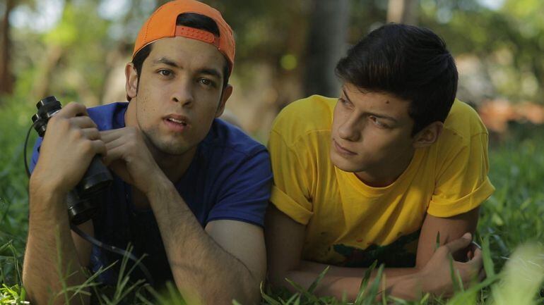 Elías Cáceres y Mateo Sandoval en una escena de la película "Jubentú", que presenta tres historias paralelas.