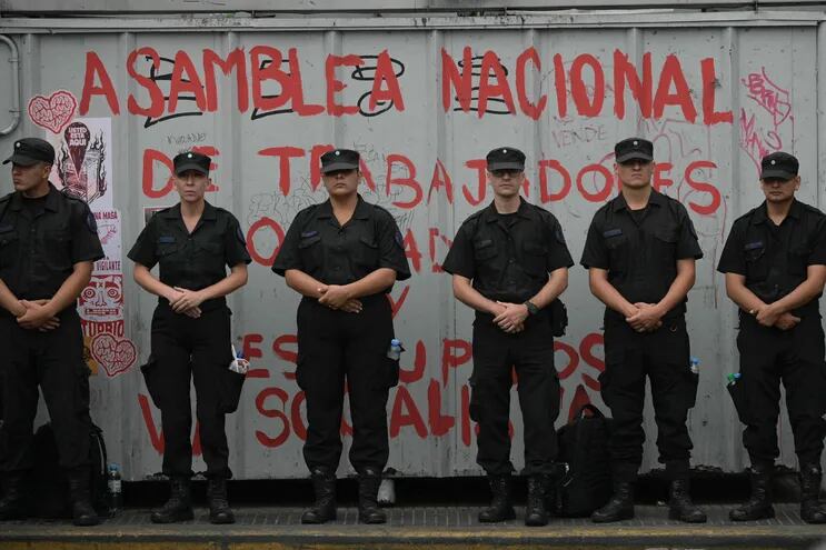 Gobierno argentino flexibiliza uso de armas para la policía.