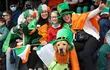 Deirdre Betson, su hijo Alex con Paula y Blanca García, y Alfie, un perro guía para personas ciegas, disfrutan del desfile de San Patricio en Dublin, Irlanda, el 17 de marzo pasado.