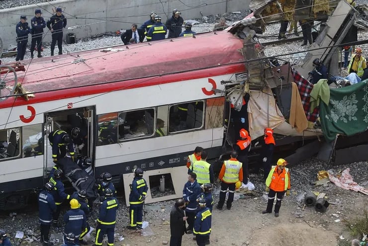 Rescatistas trabajan en un tren destruido por una bomba en la estación de Atocha, en Madrid, el 11 de marzo de 2003.