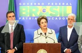 la-presidenta-de-brasil-dima-rousseff-se-enfrenta-a-uno-de-sus-peores-momentos-de-sus-dos-gobiernos-la-corrupcion-operativa-en-brasil-pudo-traspasa-203522000000-1438454.jpg