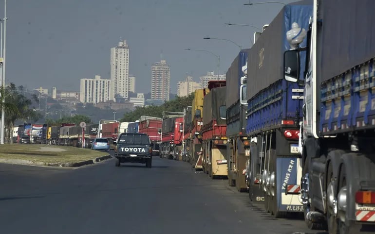 Los camioneros siguen apostados en la Costanera de Asunción, como se ve en esta foto de ayer.