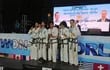 Atletas de la academia Villalba Taekwondo Club Areguá con sus medallas.