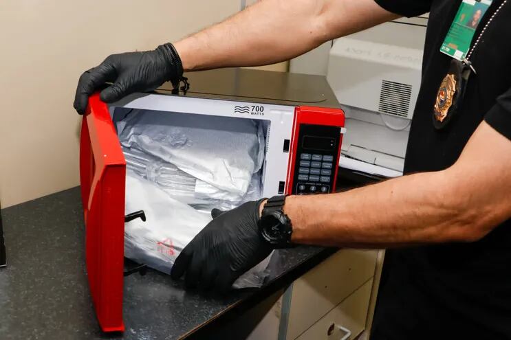 La droga estaba distribuida en 6 paquetes, que fueron hallados en el interior de un microondas.