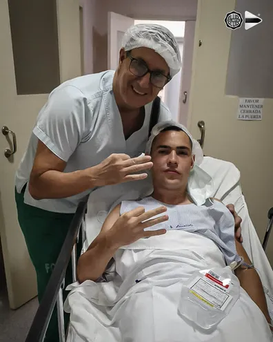 Diego Torres (d) antes de la intervención quirúrgica por la fractura en el rostro que sufrió en el partido de Olimpia contra Sportivo Luqueño por la primera fecha del torneo Apertura 2023 del fútbol paraguayo.