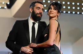 El director francés Romain Gavras y la cantante británica Dua Lipa llegando juntitos a la proyección del filme "Omar la Fraise" en el Festival de Cannes. (Patricia DE MELO MOREIRA/AFP)