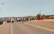 Manifestación sobre el río Curuguaty'y, cuyo puente amenazan quemar