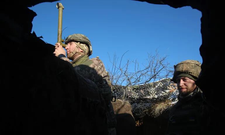 Soldados ucranianos chequean la situación en un frente cerca de Svetlodarsk, no lejos de Horlivka.