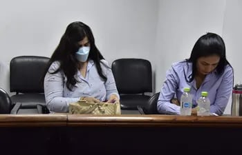 Patricia Ferreira Pascottini y Nidia Godoy, presidenta y directora de la firma Insumos Médicos (Imedic)  SA, en la sala de juicio oral y público.