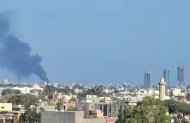 Una columna de humo sobre Trípoli, sitio de enfrentamientos entre milicias libias, el martes.