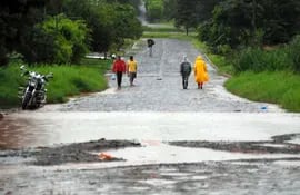 El deterioro de la infraestructura por las lluvias torrenciales provoca el desgaste acelerado del pavimento, entre otros daños.