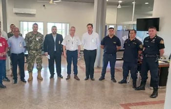 Momento en que se realizó el cambio de administradores y funcionarios del aeropuerto de Coronel Oviedo.