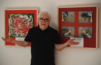 Genaro Riera Hunter en una exposición reciente de sus EscritoPinturas en el Ateneo Paraguayo.