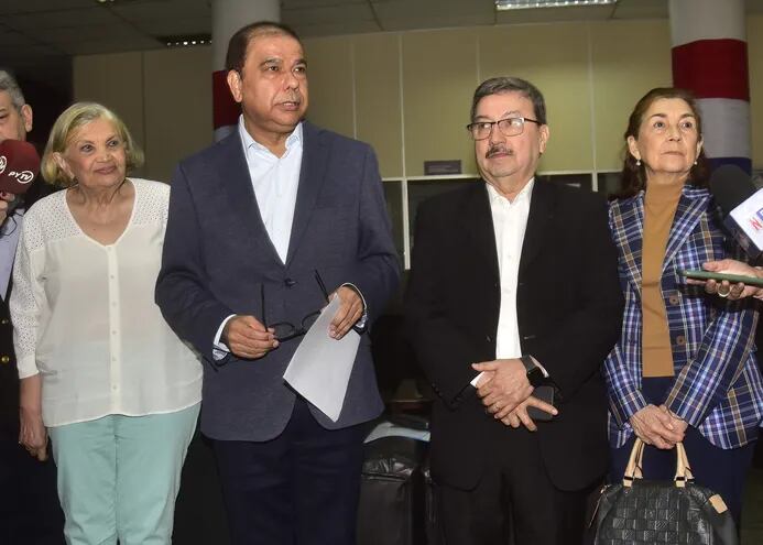 El presidente del Círculo de Médicos, el doctor  Jorge Rodas, acompañado de otros directivos, luego de una audiencia con el ministro de Educación, Luis Ramírez, en setiembre pasado.