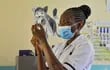Una enfermera prepara una dosis de la vacuna antimalaria en el Hospital Yala Sub-County.
